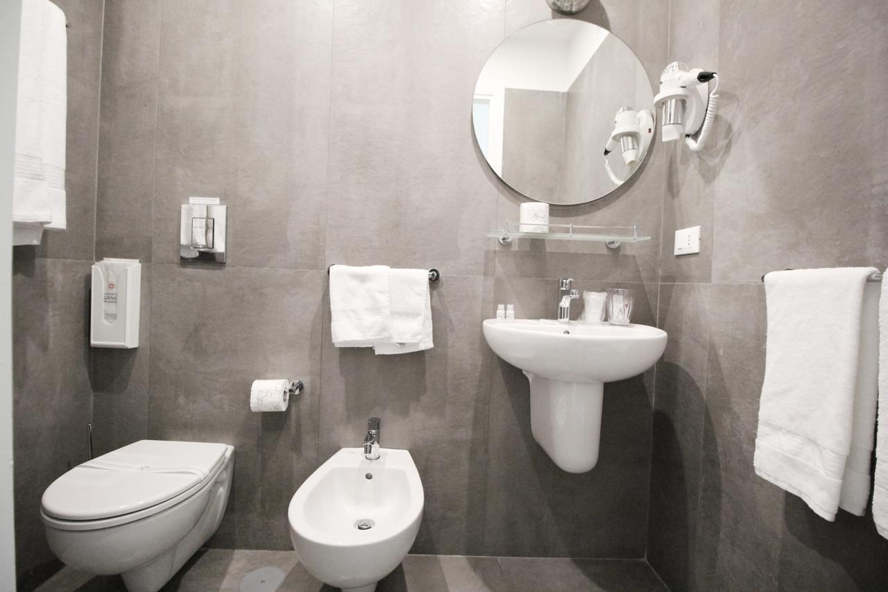 Toledostop Naples Exterior photo A bidet in a hotel bathroom